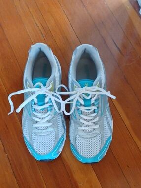 Reebok Pheehan Run Sz 9, Women's White and Teal Athletic Running Shoes. New Cont